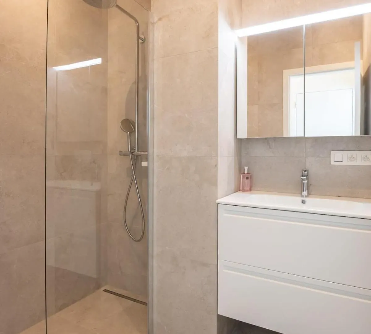Beautiful Renovated Apartment In An Authentic Building Остенде